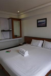 سرير أو أسرّة في غرفة في Kingscross Residency