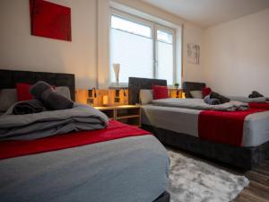 Habitación con 2 camas y sofá en SR24 - Stilvolle Wohnung 1 in Herten, en Herten