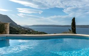 בריכת השחייה שנמצאת ב-Your-Villa, Villas in Crete או באזור