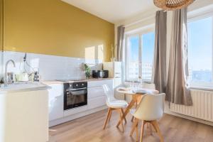 Kuchnia lub aneks kuchenny w obiekcie Centre Equipped apartment metro at 50m