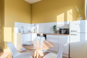 Kuchnia lub aneks kuchenny w obiekcie Centre Equipped apartment metro at 50m