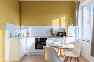 Kuchnia lub aneks kuchenny w obiekcie Centre Equipped apartment metro at 50m
