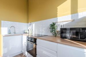 Kuchnia lub aneks kuchenny w obiekcie Centre Equipped apartment metro at 50m