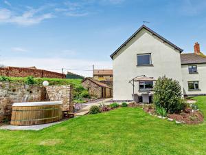 a house with a tub in the yard at 5 Bed in Ashbrittle 77900 