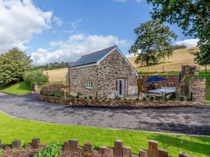 une maison en pierre au milieu d'un champ dans l'établissement 2 Bed in Bishops Tawton 79393, à Bishops Tawton