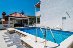 Bazén v ubytovaní Mata Family Apartments alebo v jeho blízkosti