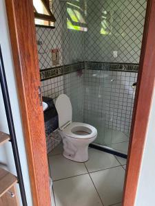uma pequena casa de banho com WC num quarto em Canto dos Pássaros em Nova Friburgo