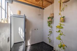 Riad Sahara, Medina Marrakech في مراكش: غرفة بها باب والنباتات على الحائط