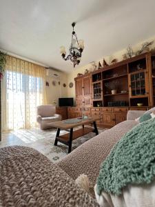 ein Wohnzimmer mit einem Bett, einem Sofa und einem Tisch in der Unterkunft Apartment Ciba in Komiža