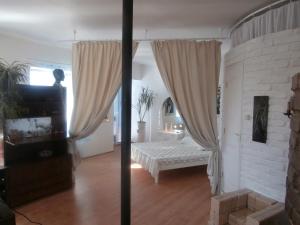 Una sala de estar con una cama y una ventana. en Private Apartment For You, en Tartu