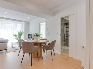 a dining room with a table and chairs at Santa Lucía in A Coruña