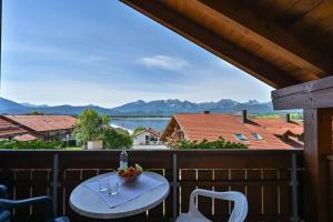 een tafel en stoelen op een balkon met uitzicht bij Residenz Sonnenhang I in Füssen