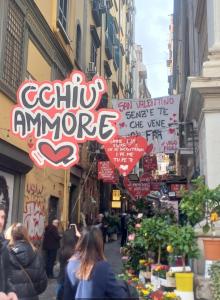 grupa ludzi idących ulicą z znakami w obiekcie supportico home w mieście Napoli