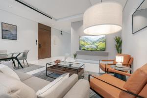 a living room with a couch and a table at أكاريم الملقا Akareem AL-Malqa in Riyadh