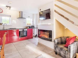 cocina con sala de estar con chimenea en 2 Bed in Bude 86920, en Kilkhampton