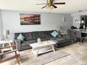 uma sala de estar com um sofá e uma mesa em Great Lovely Family Apartment close Disney em Kissimmee