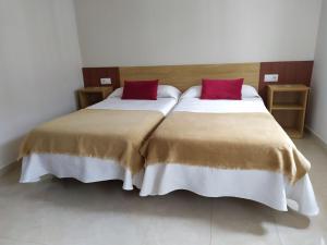 dos camas sentadas una al lado de la otra en una habitación en Hospedaje Ramos, en Santiago de Compostela