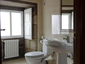 y baño con aseo blanco y lavamanos. en Hospedaje Ramos, en Santiago de Compostela