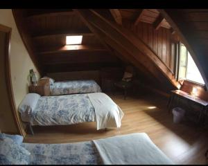 Trabadelo的住宿－Camino y Leyenda，阁楼上的卧室配有两张床