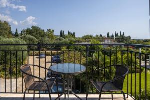 A balcony or terrace at Dallas Hotel