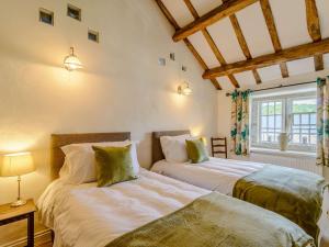 2 camas en una habitación con ventana en 5 bed in Pateley Bridge 83663 en Summer Bridge