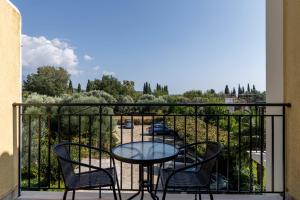 A balcony or terrace at Dallas Hotel