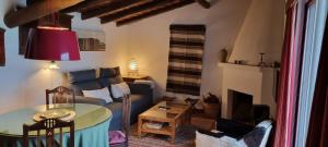 ein Wohnzimmer mit einem Sofa und einem Tisch in der Unterkunft Casa Alentejana in Estrela