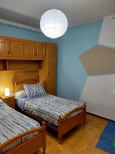 Łóżko lub łóżka w pokoju w obiekcie Apartamento Shenzhen en Astorga Camino de Santiago Cochera bicis