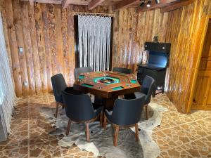 a dining room with a table and chairs and a stove at Cabañas Real Victoria in Tlalpujahua de Rayón