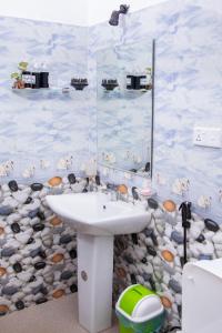 een badkamer met een wastafel en een rotswand bij ESSPEEDY Hill Forest Cottages and Yoga Centre in Ella