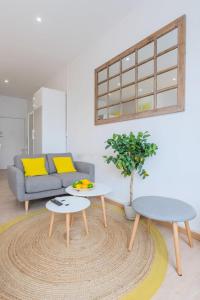 sala de estar con sofá y mesa en Lille gares studio avec parking sécurisé, en Lille