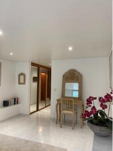 una sala da pranzo con tavolo e vaso di fiori di T3 avec jardin et piscine privée a Velaux