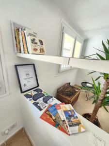 um quarto com uma estante de livros e uma mesa com livros em Le Beffroi de Gaston em Aix-en-Provence