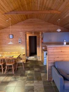 Køkken eller tekøkken på Cozy 2 bedroom cottage with hot tub