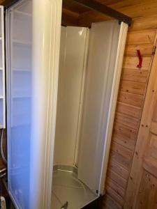 Et badeværelse på Cozy 2 bedroom cottage with hot tub