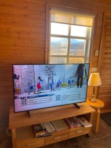 Et tv og/eller underholdning på Cozy 2 bedroom cottage with hot tub + 30 billeder