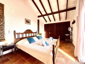 モライラにあるVH CostaBlanca - TRES PALMERASのベッドルーム(青い枕の大型ベッド1台付)