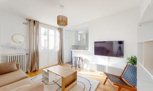 a living room with a couch and a table at CityStay-Confort- 5 min Metro - in Boulogne-Billancourt