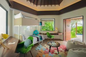 Pullman Maldives Maamutaa - All-Inclusive Resort - 50 percent off Transfers - kids below 12 years old can dine free的休息区