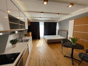 eine Küche und ein Wohnzimmer mit einem Bett in einem Zimmer in der Unterkunft UPTOWN Hotel Apartments in Stockholm