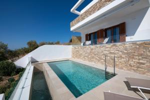 Πισίνα στο ή κοντά στο Villa Marelia - Seafront villa with infinity pool