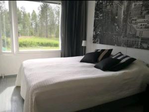 1 dormitorio con 1 cama grande y ventana en Eco Countryside house by the Simo River & hottub en Simo