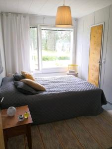 Un dormitorio con una cama grande y una ventana en Eco Countryside house by the Simo River & hottub en Simo