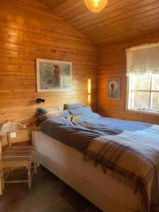 En eller flere senge i et værelse på Cozy 2 bedroom cottage with hot tub