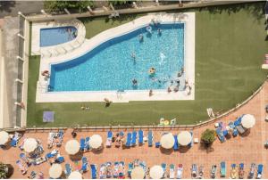 Basen w obiekcie 797 HOLIDAY RENTALS - ARCOSUR1- Moderno apartamento con terraza y vistas lub w pobliżu