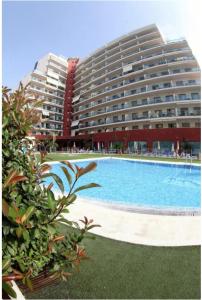 Basen w obiekcie 797 HOLIDAY RENTALS - ARCOSUR1- Moderno apartamento con terraza y vistas lub w pobliżu