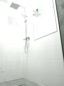 a bathroom with a shower with a glass door at Apartamento Cuzco in Trujillo