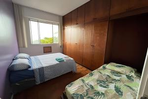 Ein Bett oder Betten in einem Zimmer der Unterkunft Rainha Praia do Leme