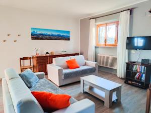 sala de estar con 2 sofás y TV en [vista Sibillini] Villa Amici, 