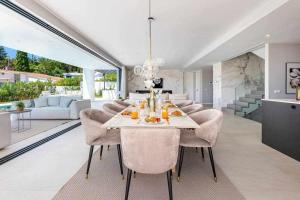 a dining room with a table and chairs at 797 HOLIDAY RENTALS - Lujosa y moderna villa en Puerto marina in Benalmadena Costa